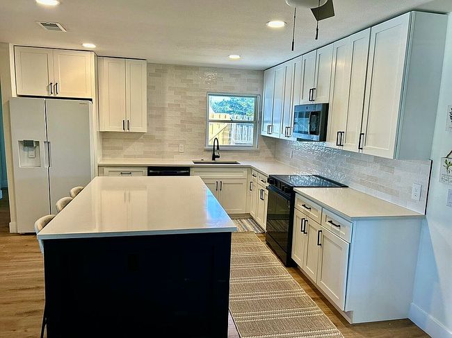 Image of 2229 Lakeview Dr