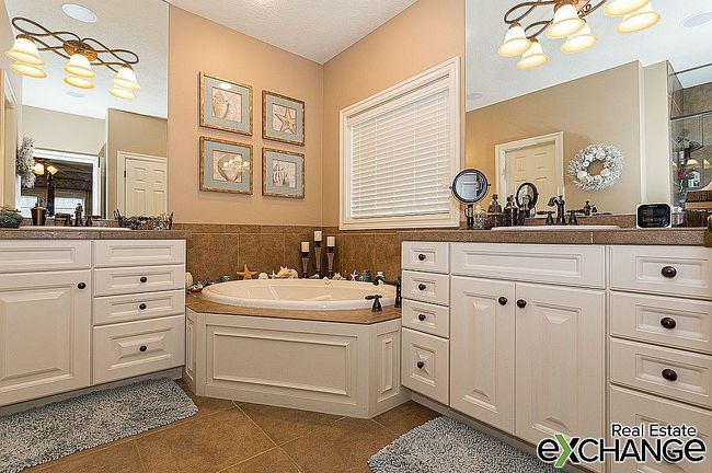 Photo of 8 Sandstone Ct, Le Claire, IA