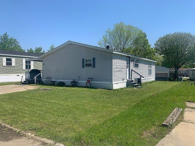 Photo of 1005 S Park Dr, Brookfield, OH