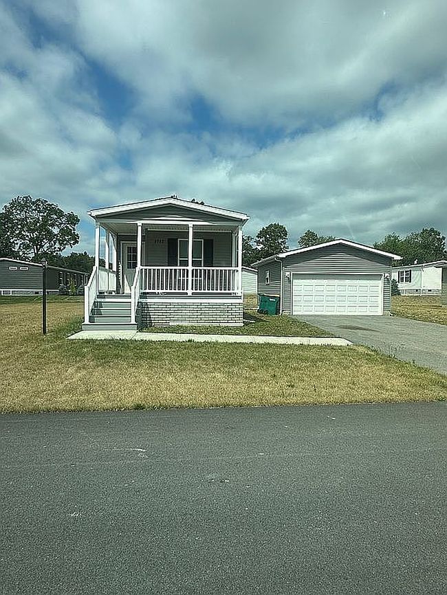 Photo of 4742 Glengarry Rd, Clarence, NY