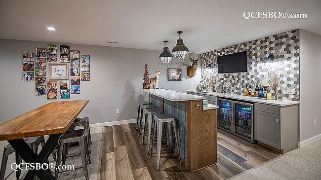 Photo of 404 Stagecoach Trl, Le Claire, IA