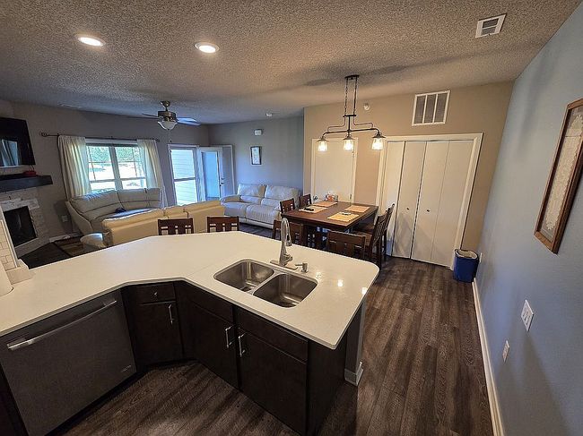 Additional photo 2 of property located at 2407 Ne Oak Dr Unit 3