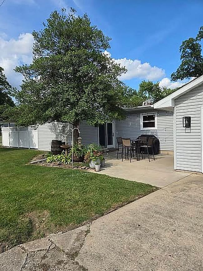 Photo of 731 W Boone St, Salem, IL