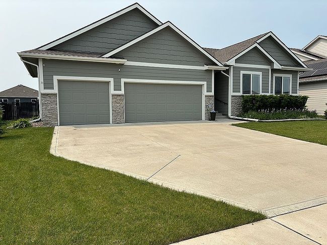 Photo of 985 Spruce St, Waukee, IA