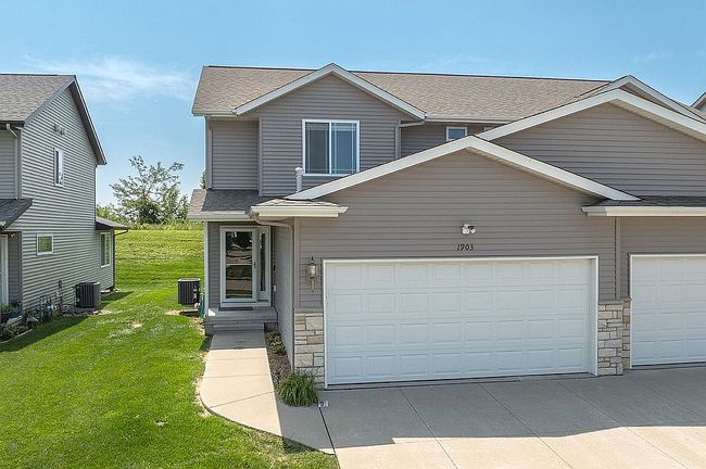 1903 Rosehill Dr Sw, Cedar Rapids, IA