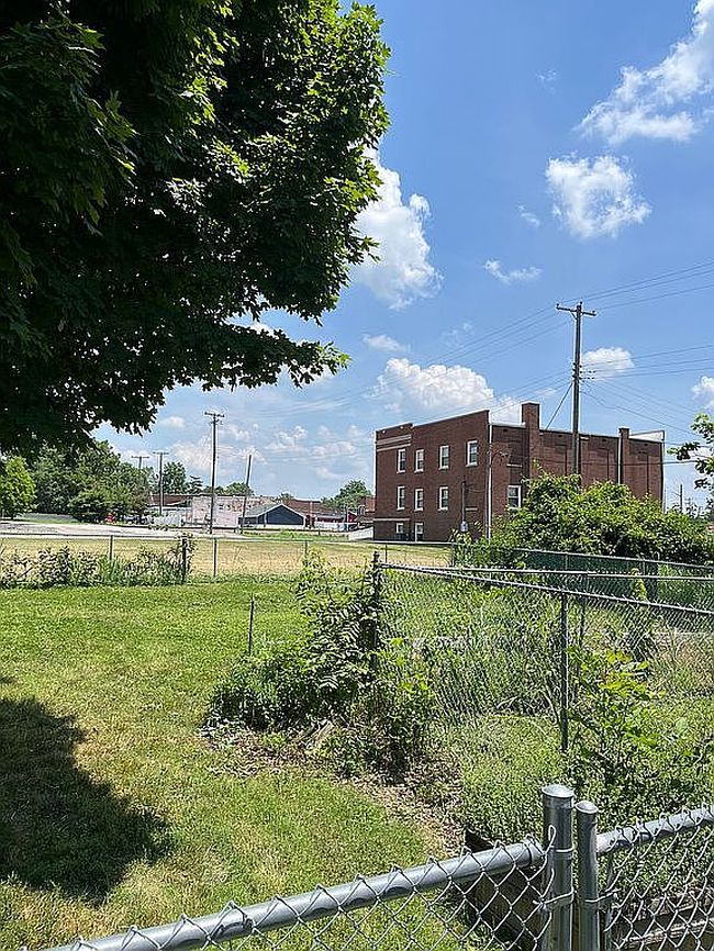 Photo of 131 W Oak St, Oakland City, IN