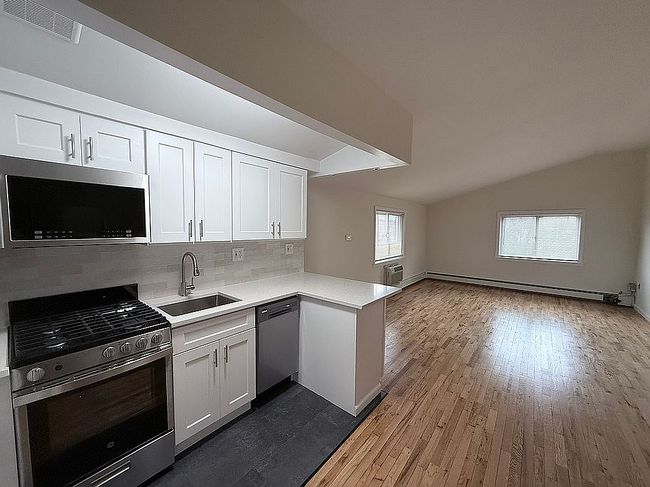 Photo of 828 Pelhamdale Ave Apt 4K, New Rochelle, NY