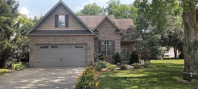 Image of 300 Village Ln