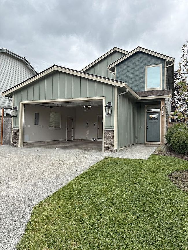 Photo of 2752 D St Ne, Salem, OR