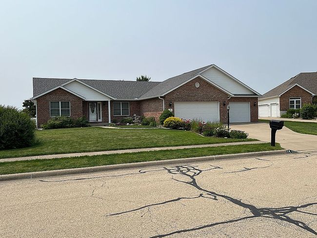 Photo of 14 Newport Ct, Morton, IL