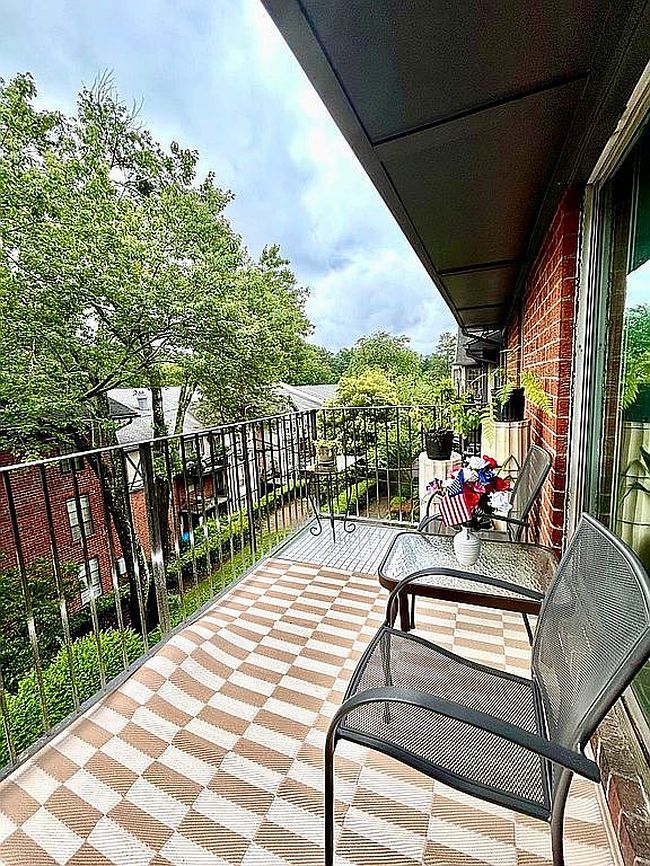 Photo of 6851 Roswell Rd Unit D33, Sandy Springs, GA