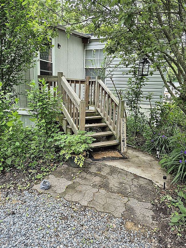 Image of 32350 Hilltop Dr