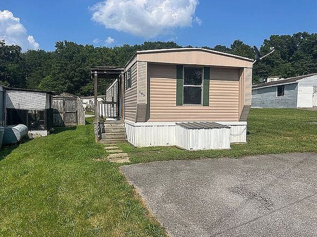 Photo of 105 Court Ln, Altoona, PA