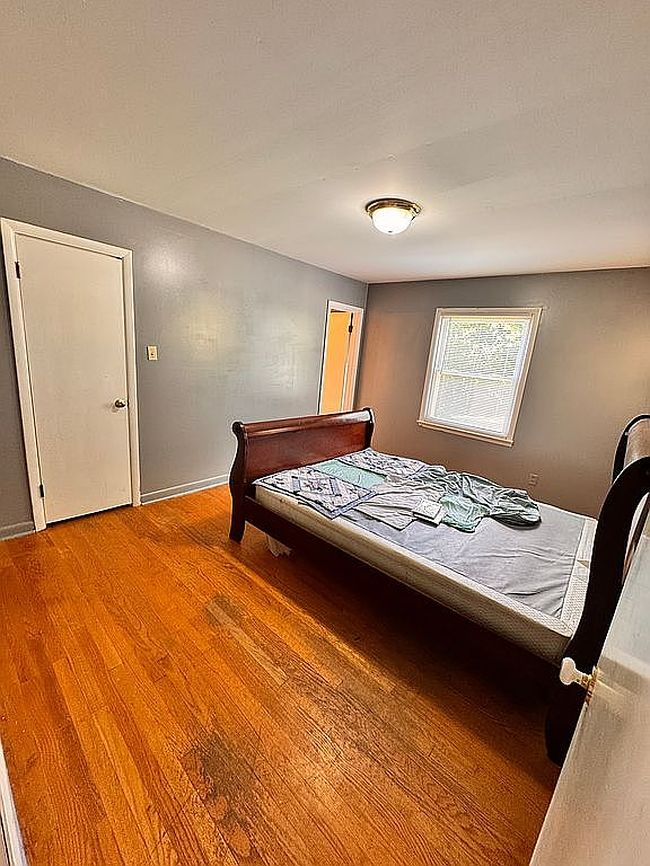 Image of 208 E 10th St