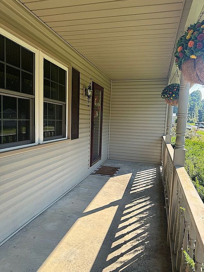 Photo of 133 Pebble Creek Dr, Eddyville, KY