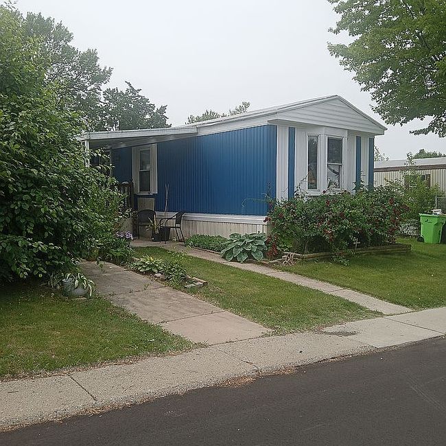 Photo of 39 Charlevoix St, New Hudson, MI