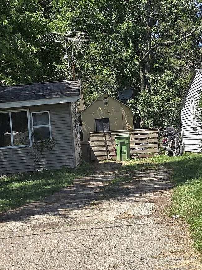 Photo of 172 Wellworth Ave, Springfield, MI