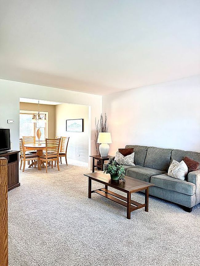 Photo of 870 Debra Ln, Elk Grove Village, IL