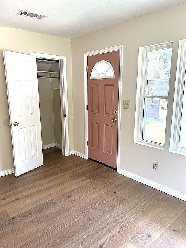 Photo of 104 N 14th Ave