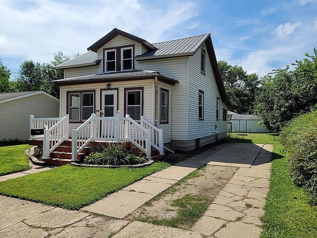 Photo of 1311 E St, Charles City, IA
