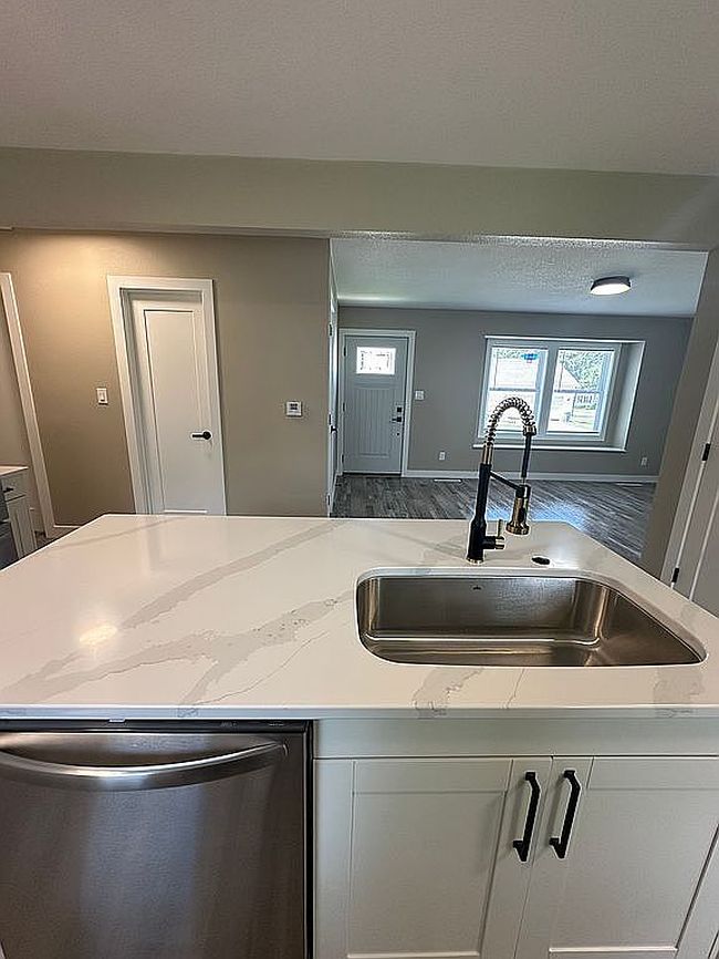 Photo of 625 E High St, Davenport, IA