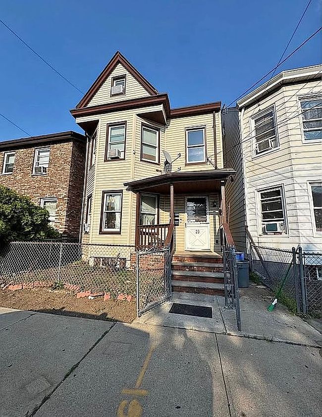 Photo of 23 E 13th St