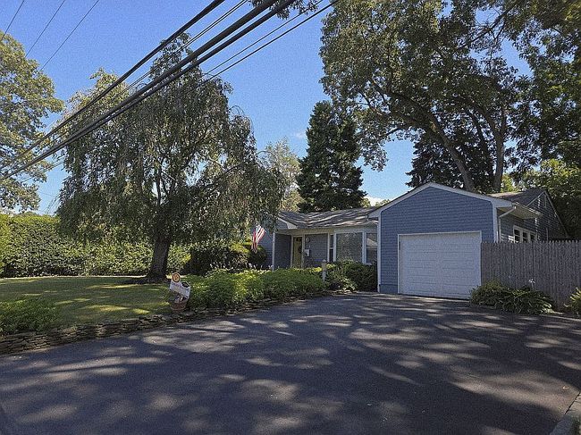 Photo of 6 Satinwood Rd, Bayville, NY
