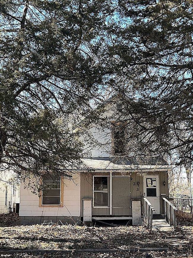 Image of 923 Nw Van Buren St