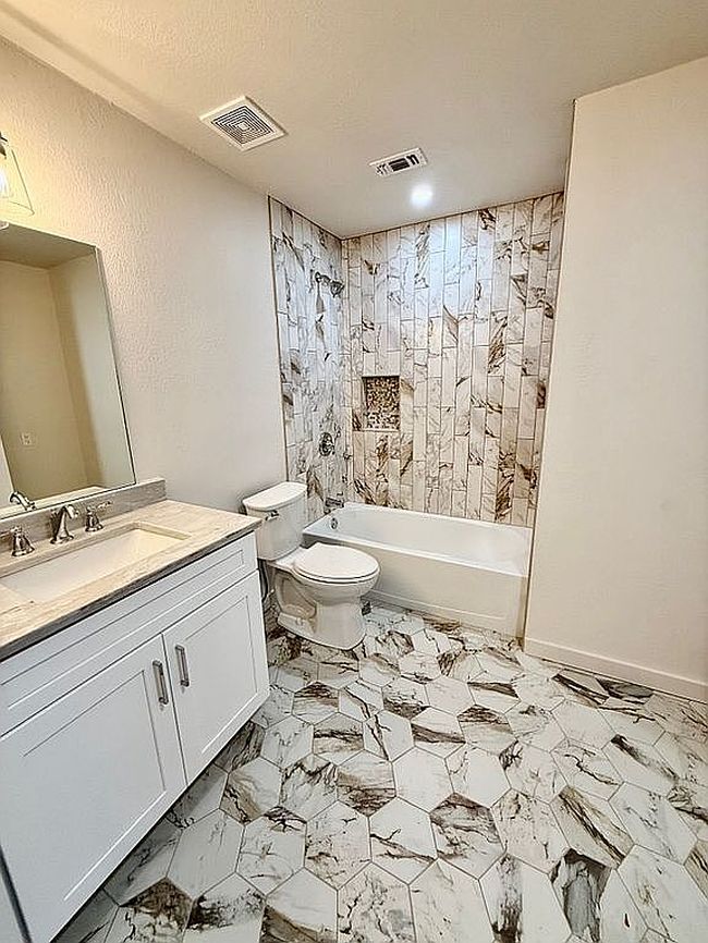 Photo of 323 Broadmoor Dr, Fredericksburg, TX