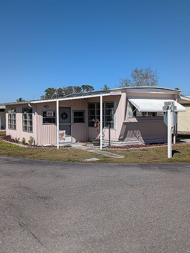 Photo of 22B Holiday Pl, Tavares, FL