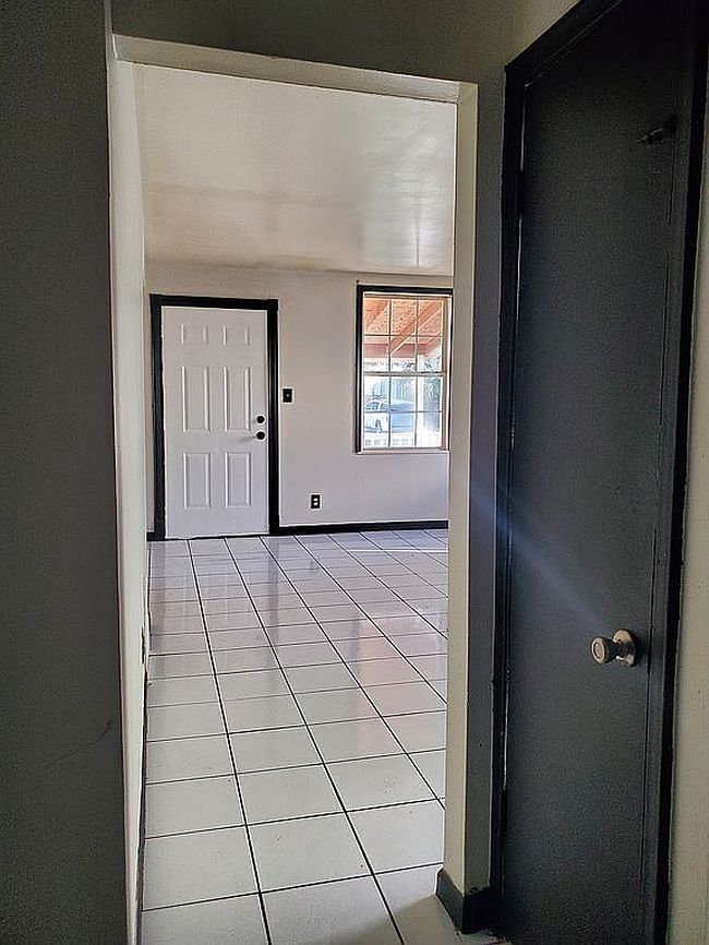 Photo of 255 W Rutgers Ave, Pontiac, MI