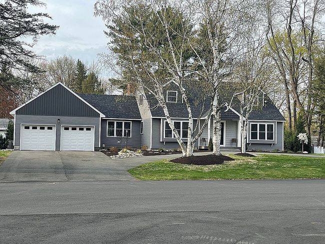 Photo of 10 Vatrano Ln, Loudonville, NY