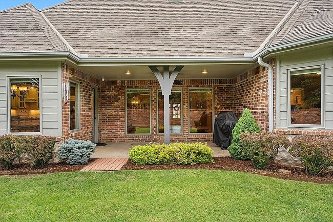 Image of 2906 Versailles Pl