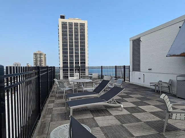 Additional photo 3 of property located at 1460 N Sandburg Ter Apt 2304