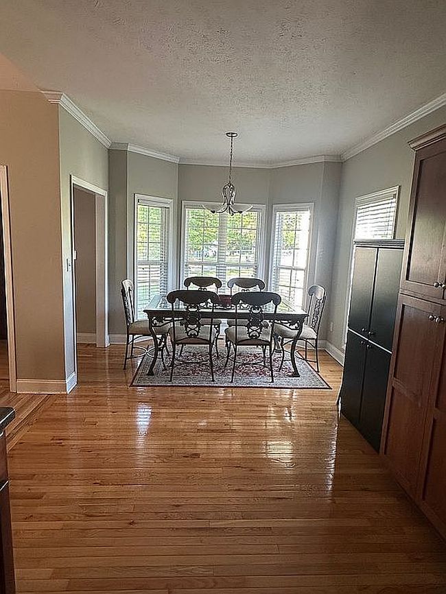 Image of 2561 Robertson St E