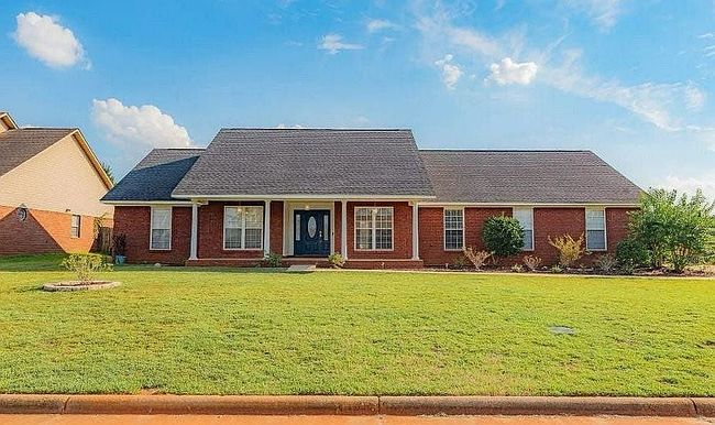 Photo of 107 Stonehedge Dr, Enterprise, AL