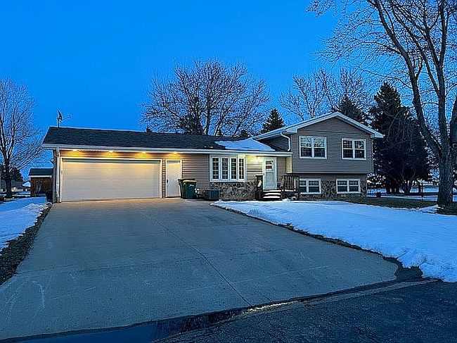 Photo of 102 Maplewood Dr, Gwinner, ND
