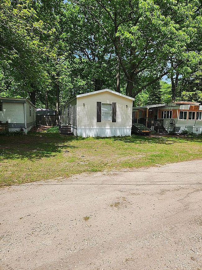 Photo of 124 Mounds Trl #124, Houghton Lake, MI