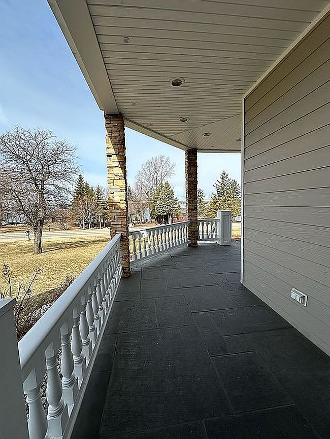 Image of 159 River Dr