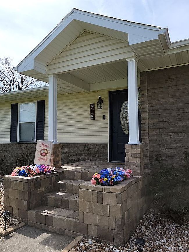 Photo of 608 N Maple St, Carterville, IL