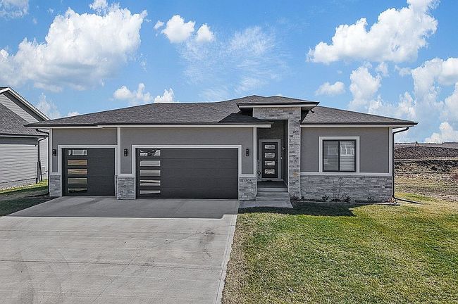 Photo of 1505 Ne Heritage Dr, Grimes, IA