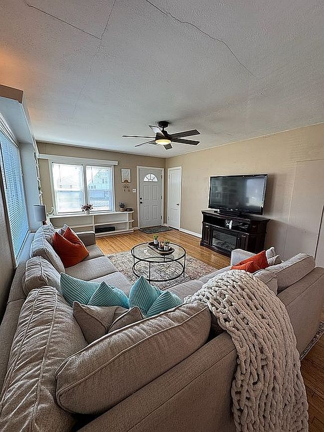 Image of 2104 W Arrowhead Ave