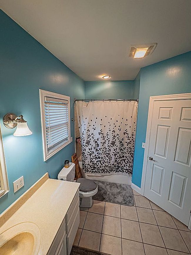 Photo of 2335 Guernsey Dr, Charlotte, MI