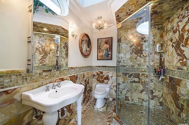 Photo of 238 W Islip Rd, West Islip, NY