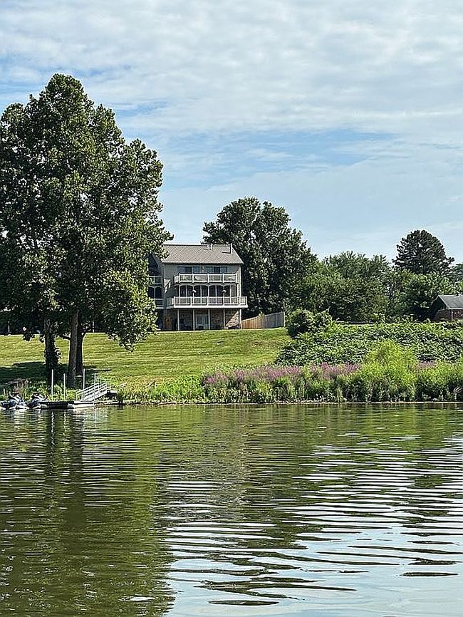 Photo of 1 Bay Pointe Dr, Belpre, OH