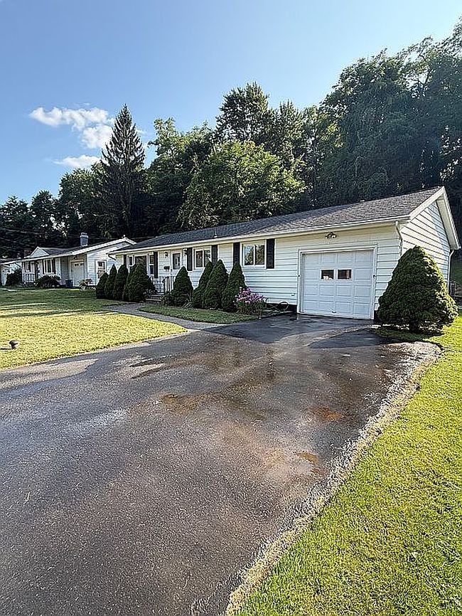 Photo of 112 Oakridge Dr, Syracuse, NY