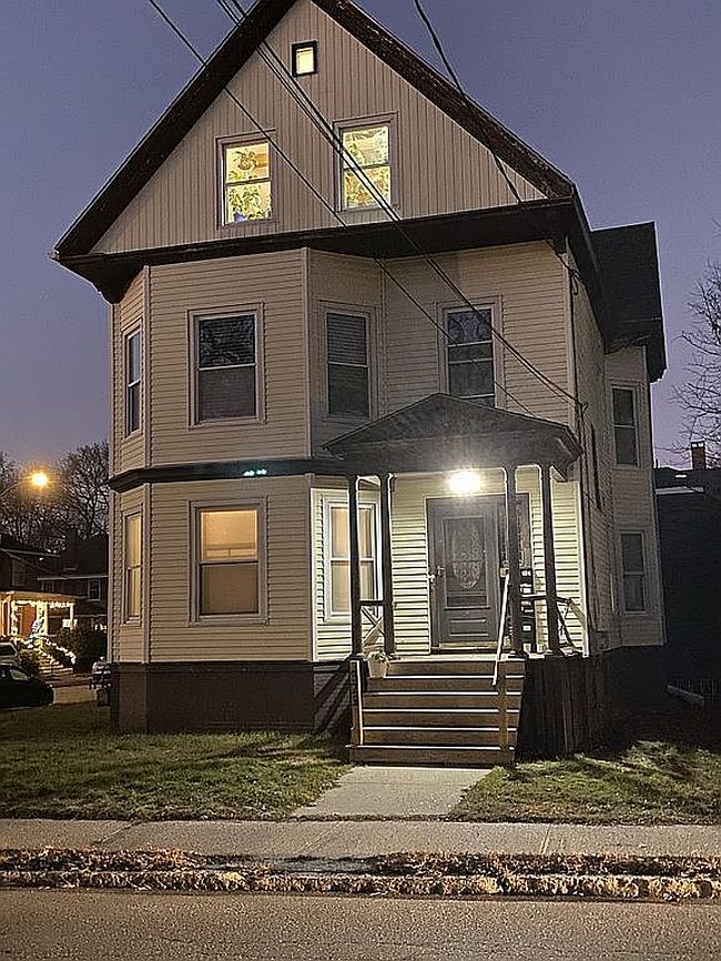Image of 325 Woodford St