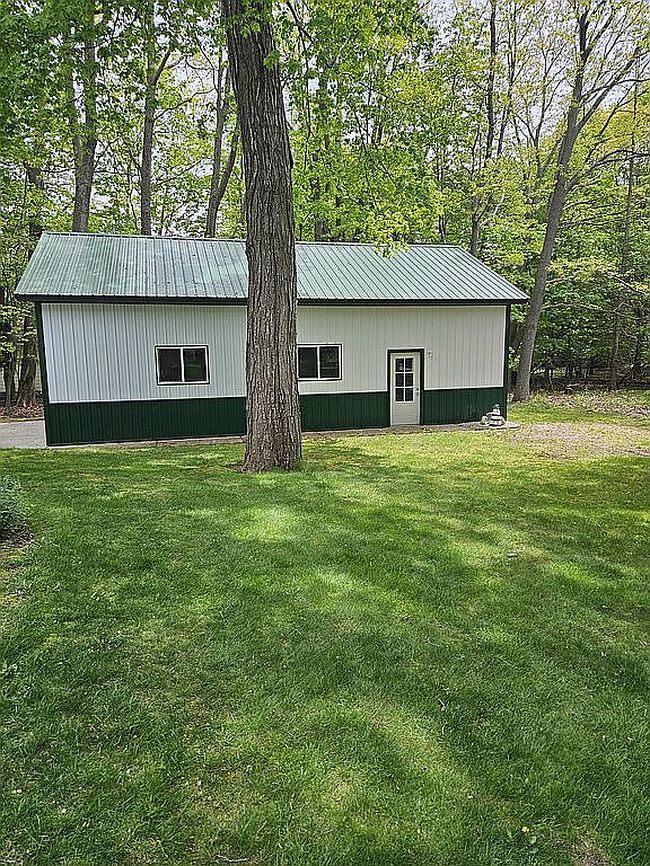 Photo of 100 Maple Ave, Frankfort, MI