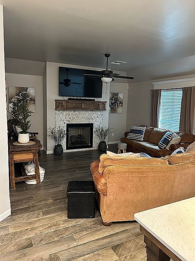 Additional photo 3 of property located at 908 Dahlia Ln