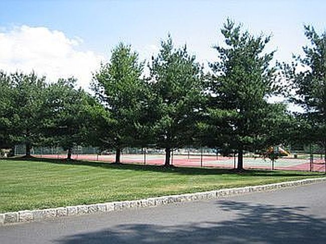 231 Tree Top Ln, Yorktown Heights, NY